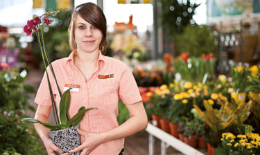 Jeune collaboratrice avec une orchidée Jeune collaboratrice avec une orchidée
